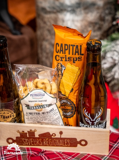 Panier garni avec bières, chips, taralli et douceurs salées.